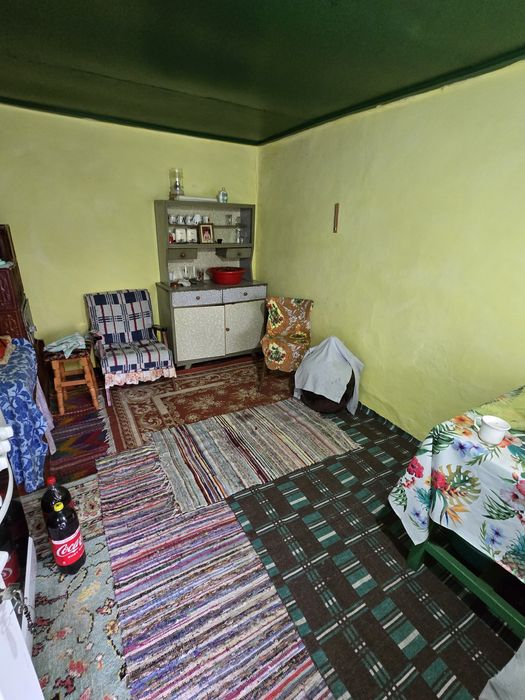 Casă la țară cu grădină mare și anexe, ideală pentru familie