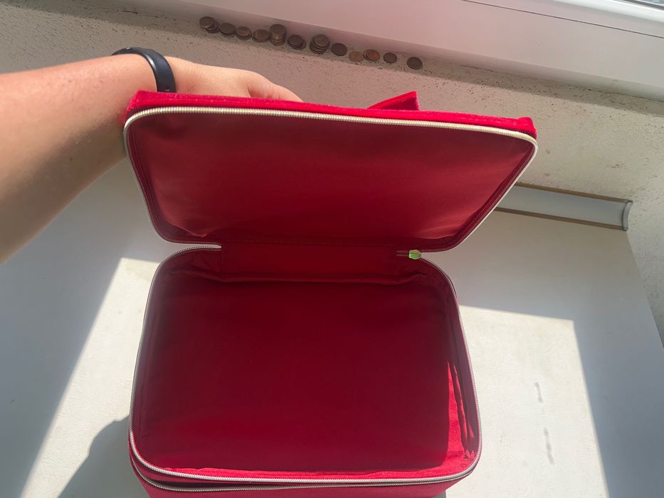 НАМАЛЕНИЕ 49 лв не 89 лв Estée Lauder оригинално козметично куфарче