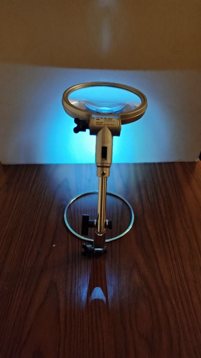 Настолна лупа с лампа