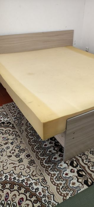 Двух спалка со шкаф и матрасом