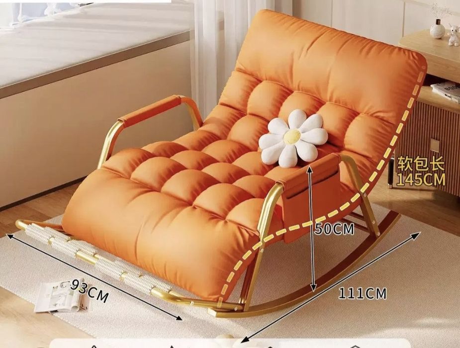 Кресло-качалка с золотистым каркасом, оснащенное регулируемой спинкой