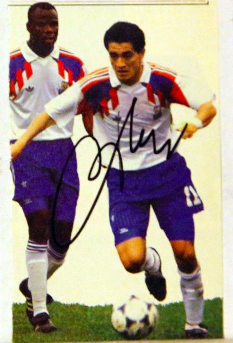 Продавам колекция от снимки и картички с автографи на футболисти