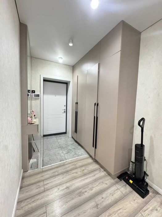 Продам евро 3-х ком., в Центре, район 8 школа