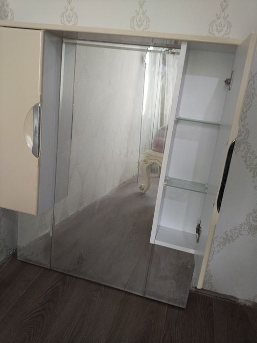 Продаю шкафчик с зеркалом