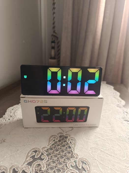 Яркие электронные LED-часы GH0725 с радужной подсветкой