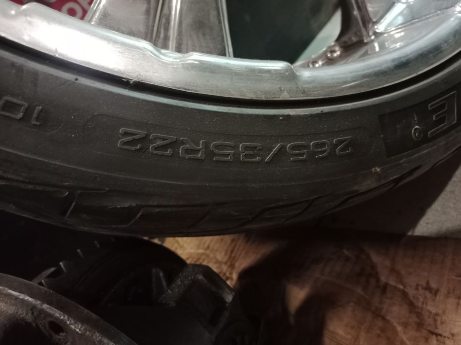 Продам комплект резины.