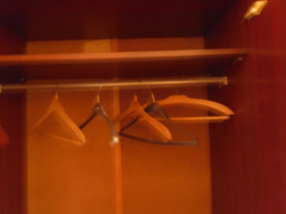 Спалня с четирикрилен гардероб и разтегателен диван