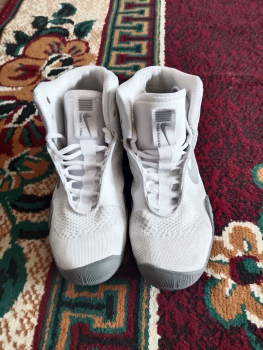 Продаю борцовки Nike tava белые размер 39!