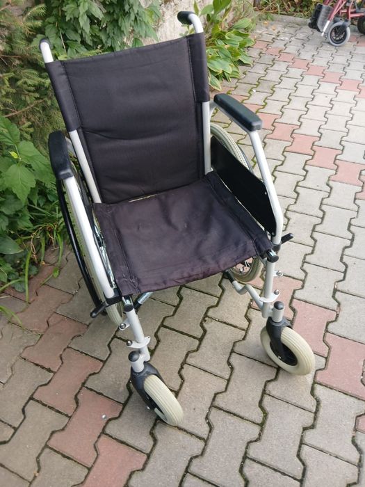 Scaun cu rotile pt persoane cu dizabilități