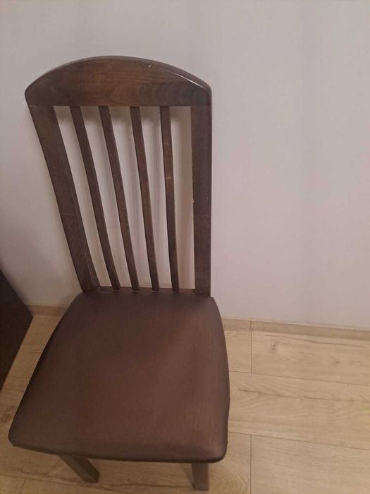 Продавам  4 бр. столове за трапезария.