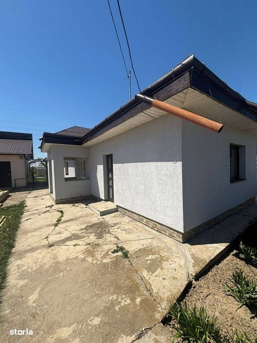 De vanzare casa situata la 5 minute de Roman, teren de 1.070mp 82.000e