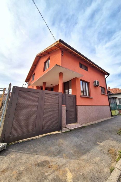 Дом готов за нанасяне в центъра на Бяла Слатина .