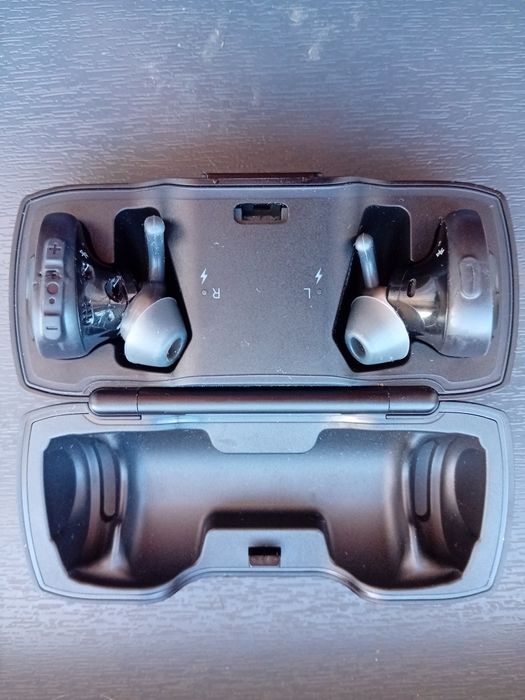 Casti Bosse. Cea din dreapta nu incarca. Pret 80 lei fix