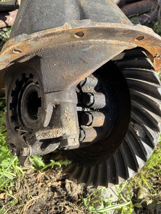 Редуктор вместе с полуосью