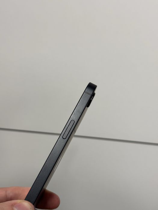 Продавам перфектен iPhone 16e 67цикъла