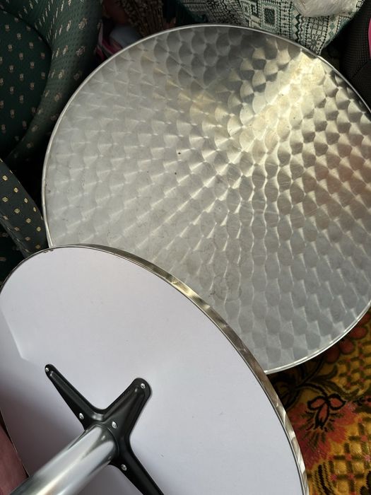 Здравейте продавам масите,столовете,палетните дивани от първата снимка