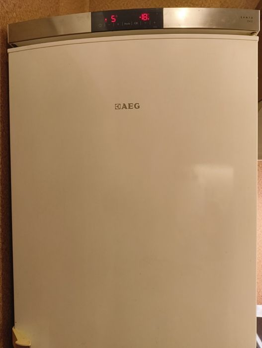 Хладилник AEG с долна камера