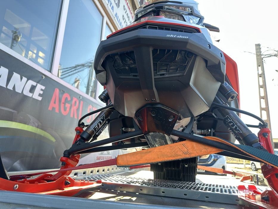Snowmobil SKI-DOO SUMMIT X TNKN 123kw cu turbo