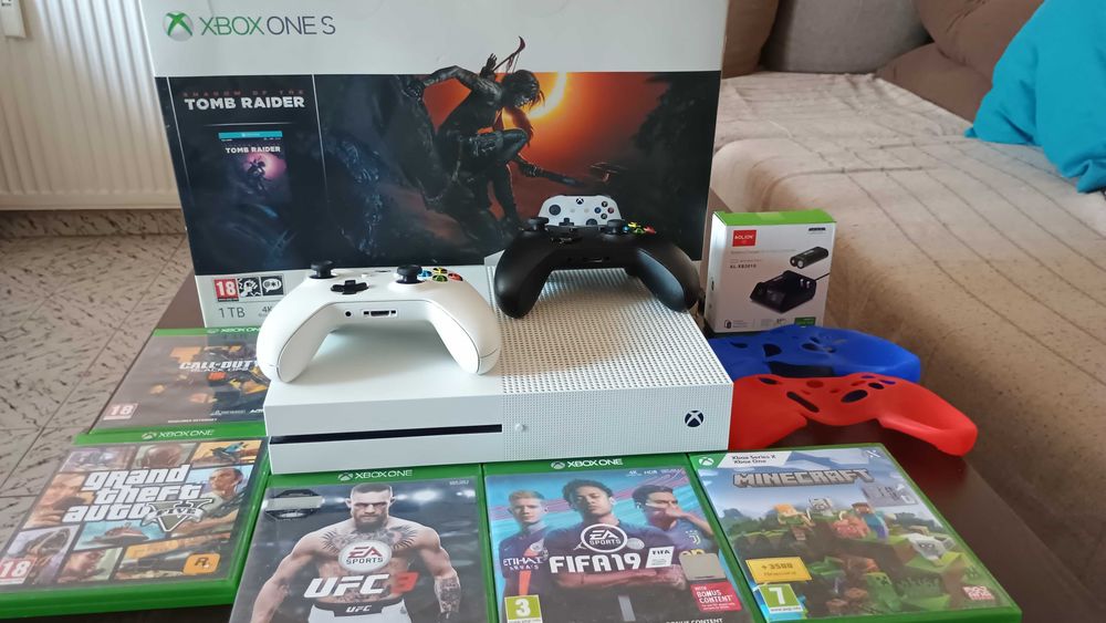 Xbox one S, 1 TB, игри, зарядно, калъфи