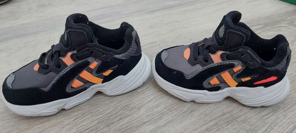 Adidas mărimea 21  piele întoarsă și panza