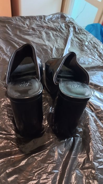 Дамскичерни чехли