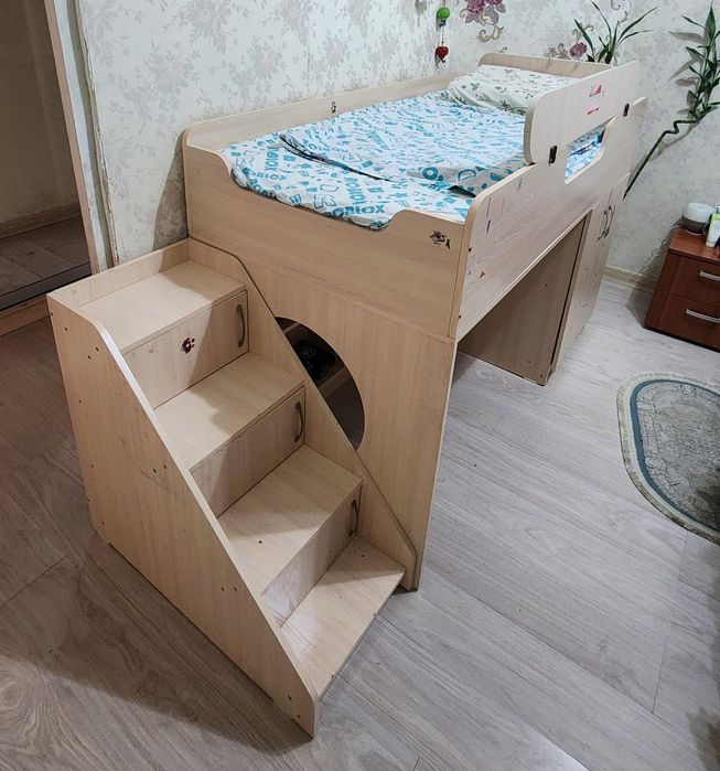 Детская кровать со шкафом для одежды