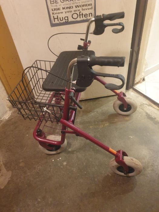 Проходилка / ролатор за възрастни