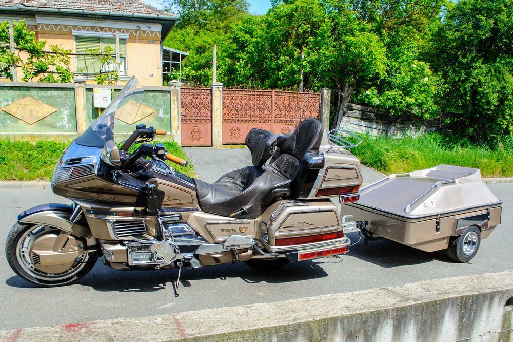 Honda Goldwing 1500, cu remorca.
