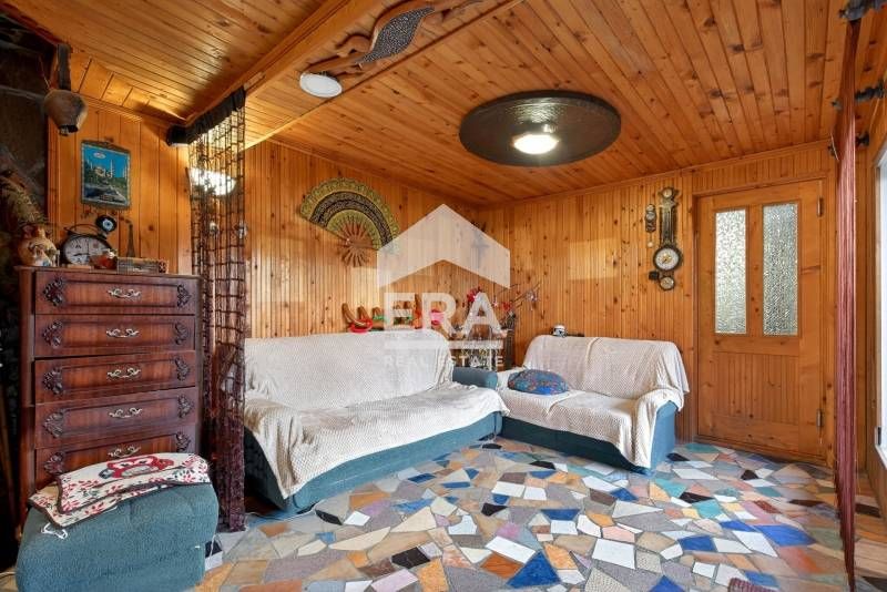 Ексклузивна, двуетажна, обзаведена къща за продажба, с работещ магазин