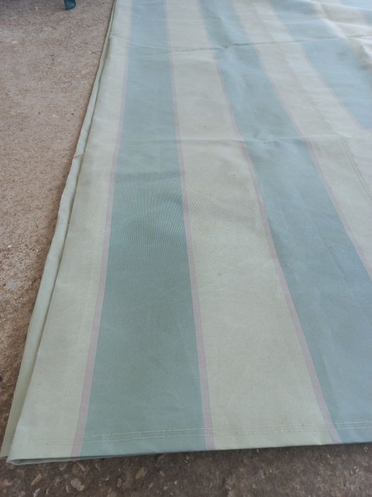 Платнище за навес на тераса, кола или градина.