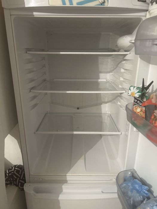 Продам Холодильник 5000