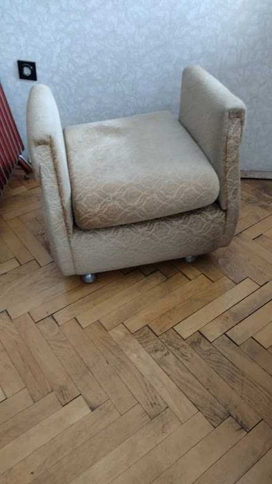 Триместен диван, който се разгъва до спалня и две табуретки