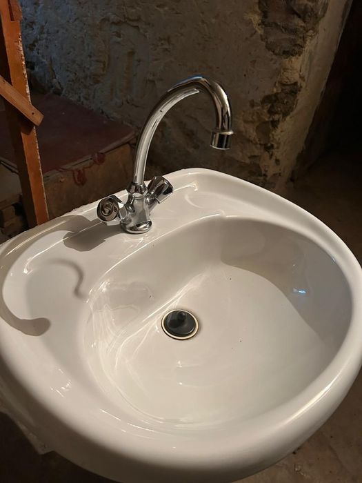 Умывальник со смесителем (краном)