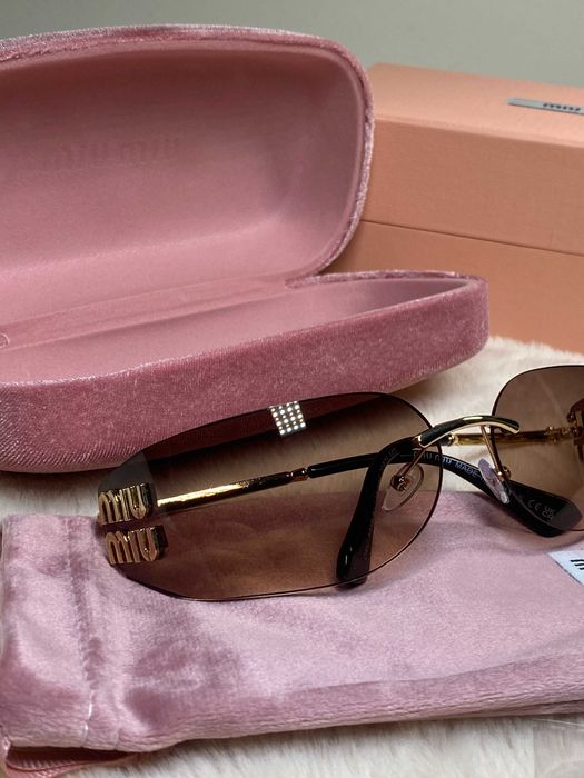 Ochelari de soare Miu Miu | Accesoriile incluse
