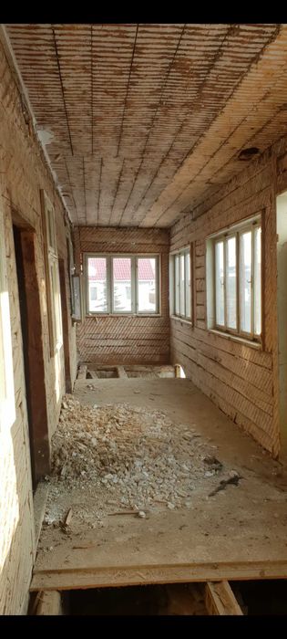 Casă din lemn masiv de vînzare