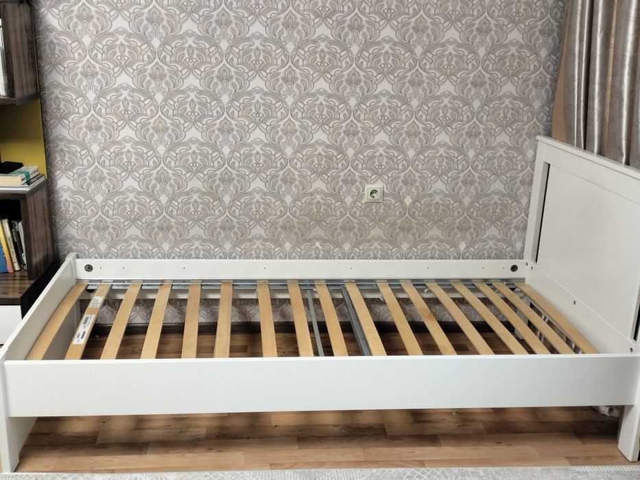 Кровать белого цвета