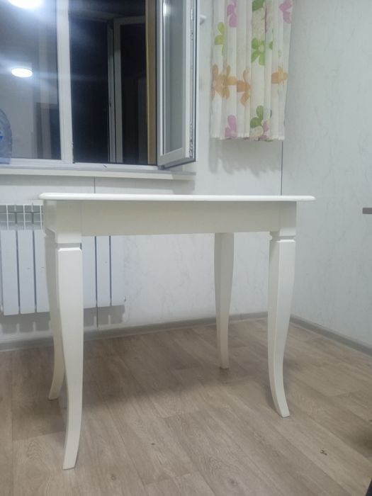 Стол кухонный белого цвета