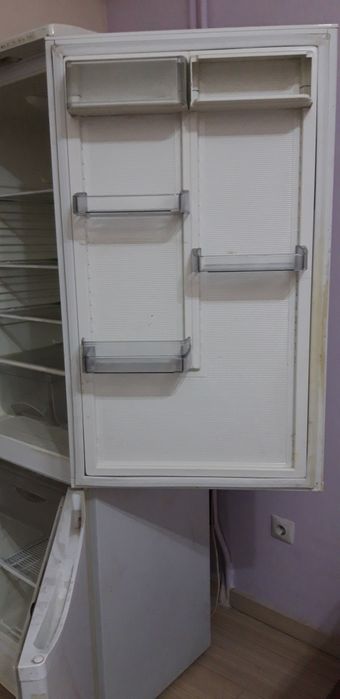 Холодильник с морозильной камерой