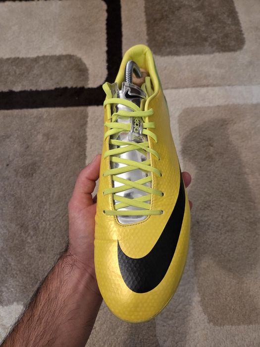 Vand ghete de fotbal profesionale Nike Mercurial Vapor IX ACC FG Vibrant Yellow/Black/Neo Lime in stare impecabila.
Nr. 46 
Pret 800 lei