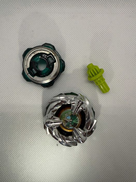 Beyblade комплект с X-Winder Launcher