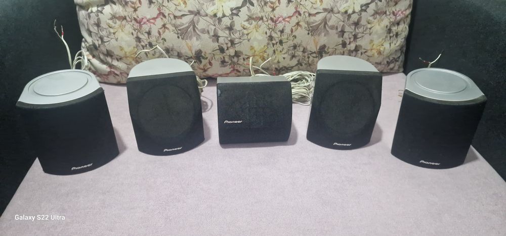 Un set de 5 Sateliti PIONEER  si 4 sateliti ONKYO
