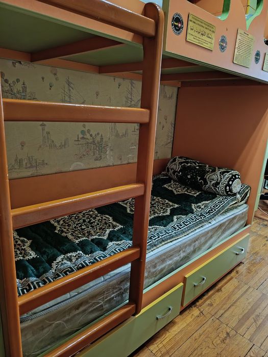 Детская мебель, на 3 спальных мест, писменный стол, шкафы