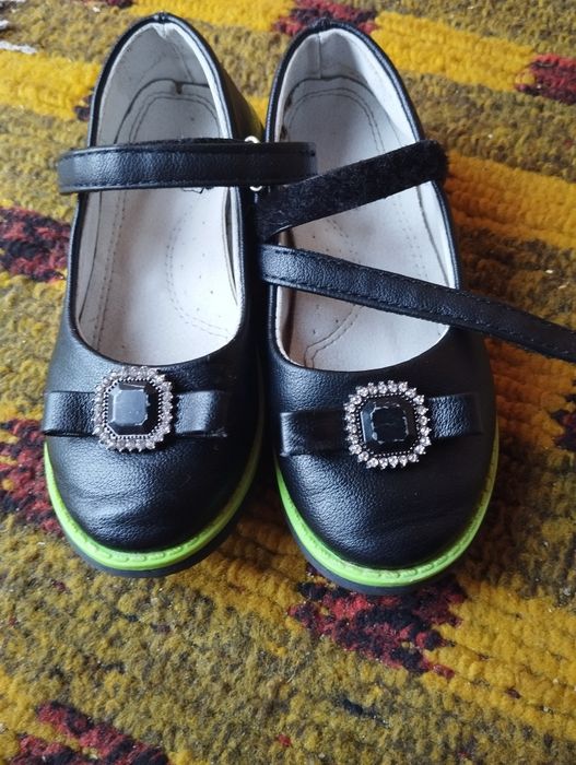 Продам туфли школьные