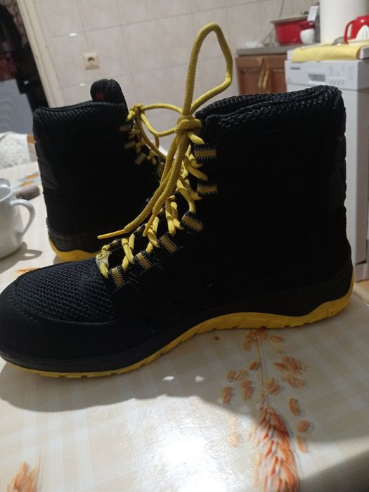 Vând bocanci cu protecție Nr. 37,5