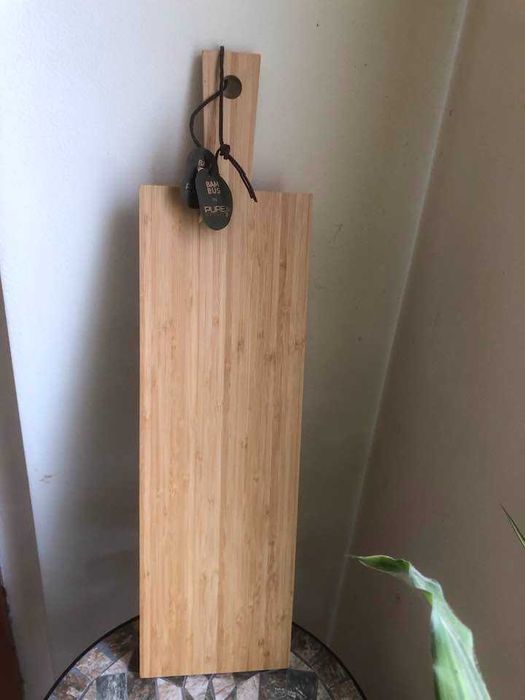 За стил на масата – бамбукова дъска за рязане и сервиране 51 х 16 см