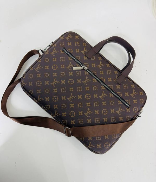 Очень хорошие и надежные! В нутри материал Cadife!