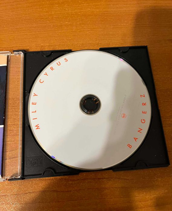 Нов CD диск- албума на Miley Cyrus Bangerz