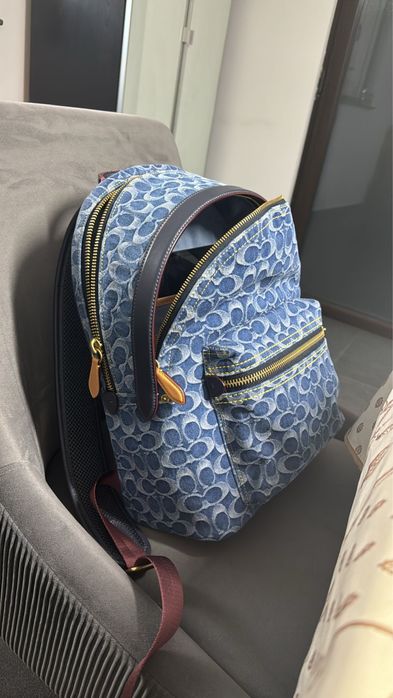 Ghiozdan coach purtat d ecateva ori, arata impecabil, vine cu saculet