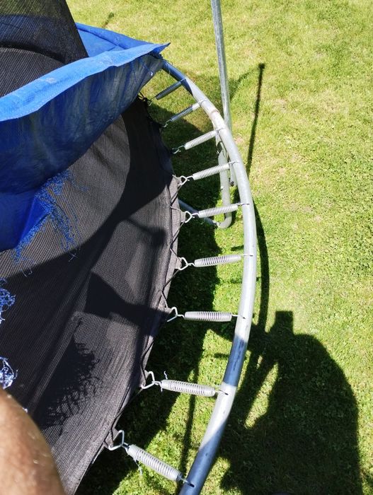 Продавам Батут 305см.