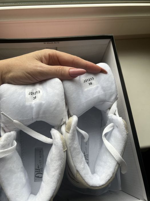 Кроссовки женские